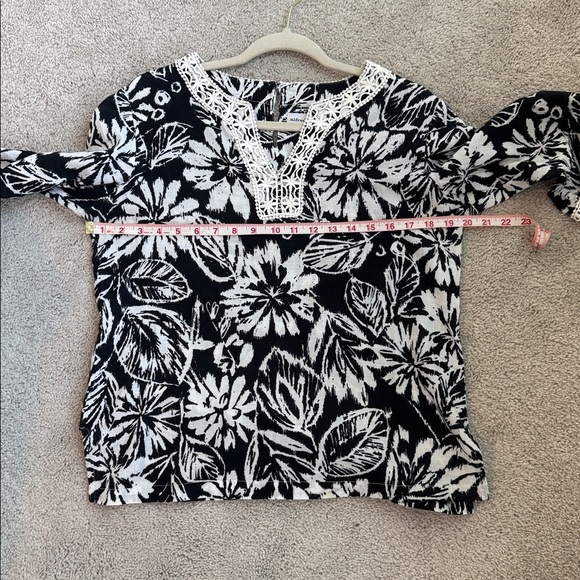 Alfred Dunner Black and White Floral Patterned Blouse-Crochet Accents Size 8P - Picture 4 of 5